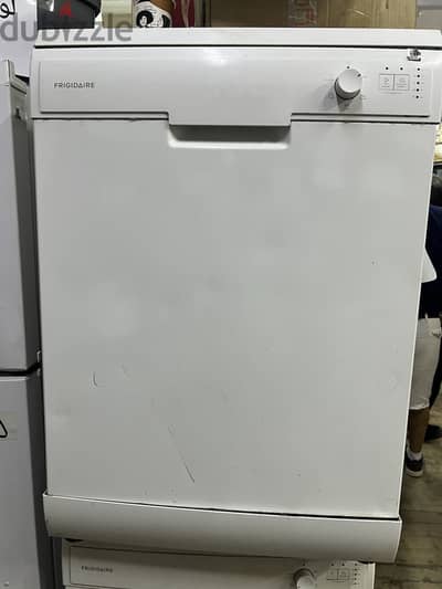 غسالة أطباق فريجيدير (Frigidaire) بحالة ممتازة - 12 شخص - لون أبيض