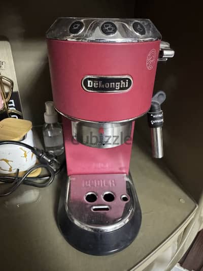 ماكينة قهوة Delonghi Dedica بحالة ممتازة + بوت تبخير لبن هدية