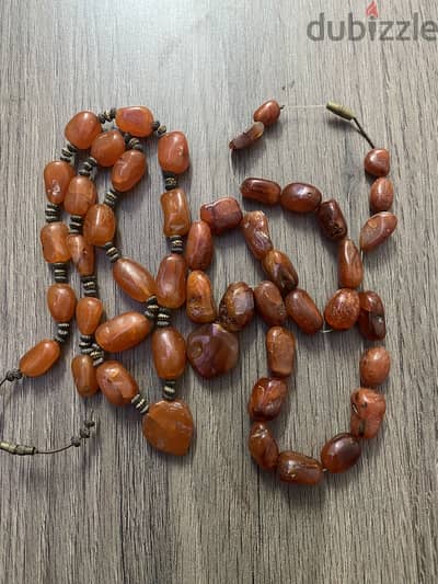عقدين من العقيق القديم