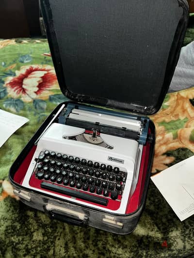 آلة كاتبة من سنة 1989جديدة  typewriter