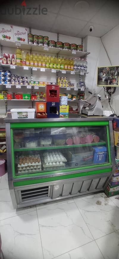 تلاجة عرض جبن والبان
