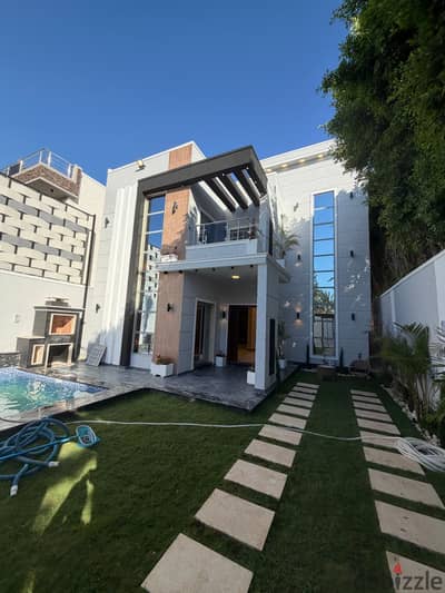 فيلا فاخره بحمام سباحه للبيع في كينج مريوط | الإسكندريه •