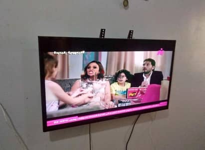 شاشه سامسونج بحاله فوق ممتازه 55 بوصه سمارت معاها كل مشتملاتها