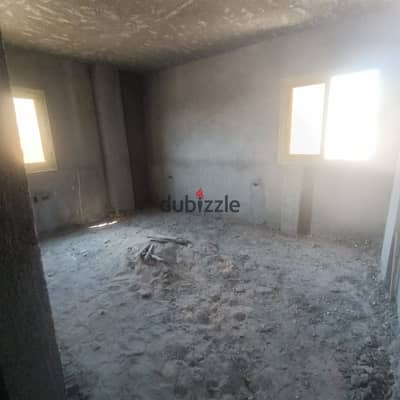 شقة لقطة بسعر غير موجود بالسوق دور تانى بالشيخ زايد 170متر أهالى ودور متكرر وعمارة شيك بسعر اقل بكتير من السوق