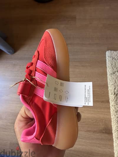 Adidas shoes for kids size 31 اصلي من التوكيل بالكرتونه