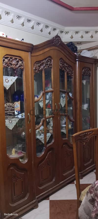 سفر كامله 8كراسى وطربيزه ونيش تلاته ضلفه بحاله جيدا