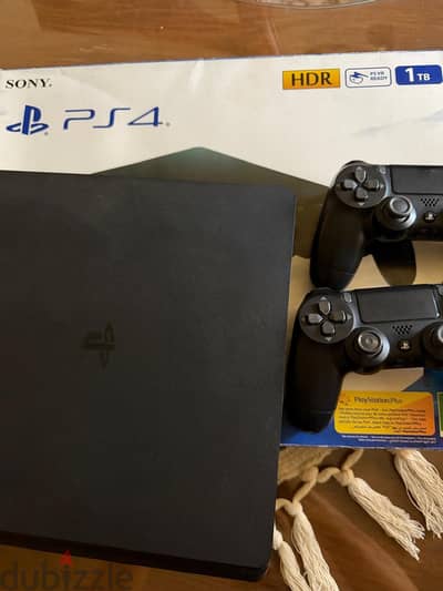 playstation 4 slim - 1TB - بحاله ممتازه - استخدام بسيط - بالكرتونه