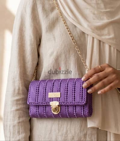 شنطة كروس حريمي هاند ميد بنفسجي بـ يد ذهبية شيك جداً