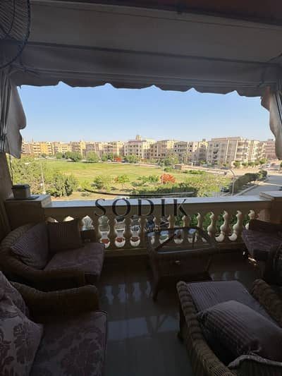 شقة فاخرة للبيع في الحي التاسع على فيو جاردن تاني نمرة من الحزام الاخضر بالقرب من شارع عباس العقاد