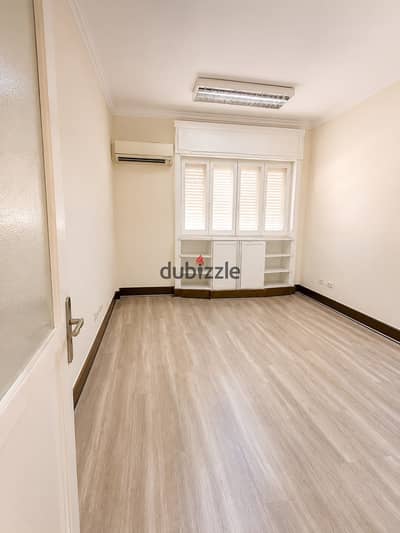 For rent, a distinctive commercial headquarters in the Latin Quarter, fully air-conditioned, strategic location suitable for major companies, third floor, elevator, 170 m, very chic entrance, complete commercial meters