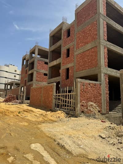 Warehouse for sale in the Fifth Settlement Industrial Area. Suitable for storing heavy transport equipment and tires. Land area: 475 square meters. Bu
