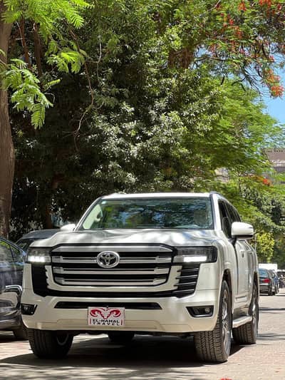 تويوتا لاند كروزر GXR موديل 2022 للإيجار