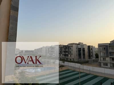 شقة فاخرة مفروشة أول سكن 200م للإيجار بفيو بحيرات في جاليريا مون فالي