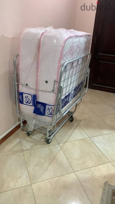 سرير قابل للفرد والطى بحالة جديدة