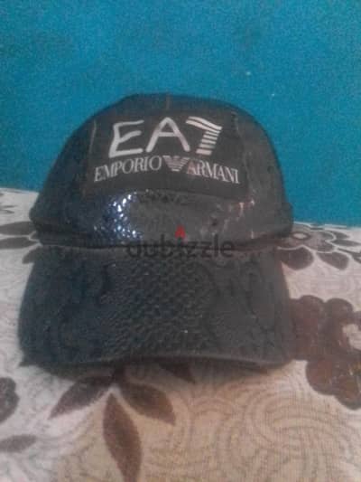 قبعه مسطره اصليه مع زخير ف جميله مع حربف EA7 بشبكه خلفيات