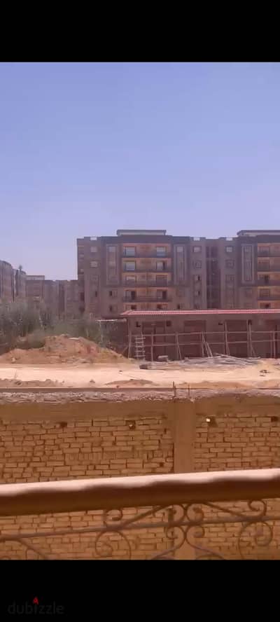 شقة للبيع في كمبوند اتحاد البنوك منطقة الألف مصنع التجمع الخامس 115م دور أرضي تطل على الشارع الرئيسي قريبة من المحاور الخدمية والتجارية