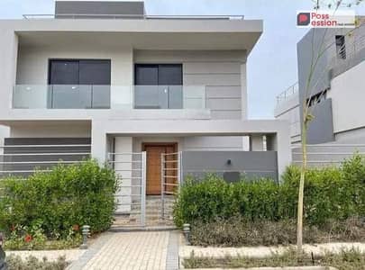 فيلا 3 أدوار متشطبة بالكامل- كمبوند راقي بجوار سوديك ايست ونيو كايرو في قلب القاهرة الجديدة بالتقسيط علي 10 سنوات
