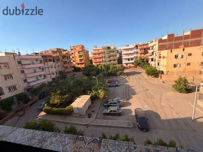 شقة للبيع في مدينة العبور في الحي الاول بجوار مسجد السيدة خديجة ومحطة حليم ثلاث شوارع الشقة فيو حديقة وبارك سيارات