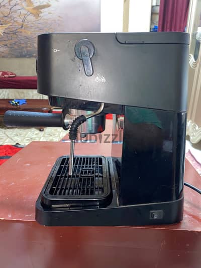 مكنه delonghi للبيع استعمال خفيف  ضغط ١٥ بار ،١١٠٠ واط
