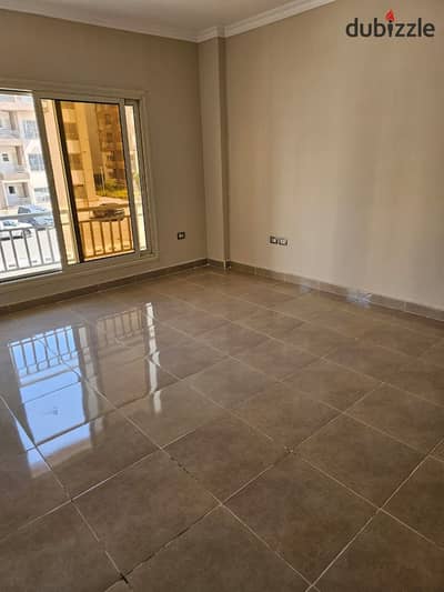 160-square-meter apartment for rent; prime location and garden view.