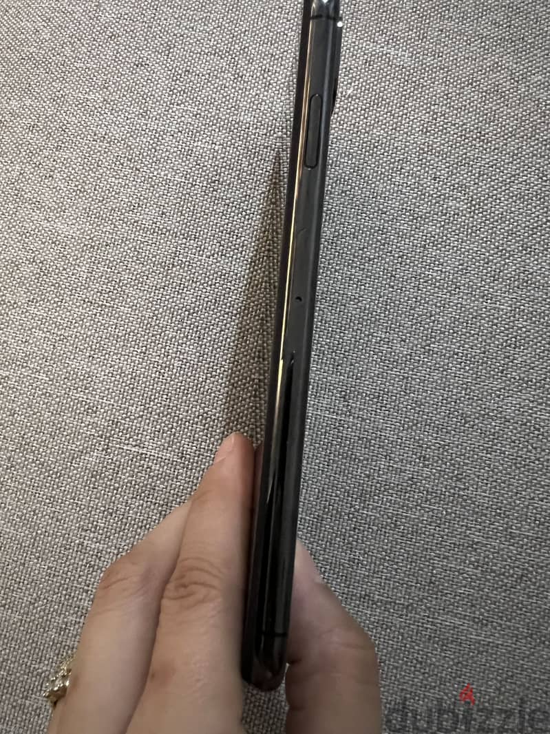 Apple - iPhone XS Max 4