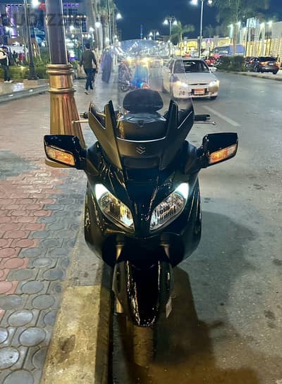 سوزوكي برجمان 650cc  2010 لون اسود حالة ممتازة كاملة كل شي