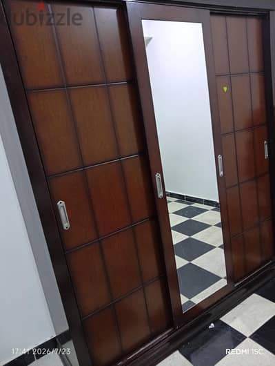 دولاب ٣ درفة جرار و مراية  لون  : بني بحالة ممتازة
