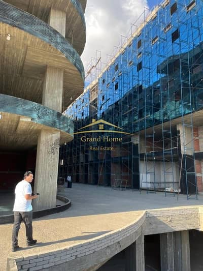 Shop for sale in the heart of Sheikh Zayed, 16-meter frontage on the plaza, immediate occupancy with a 10% down payment.