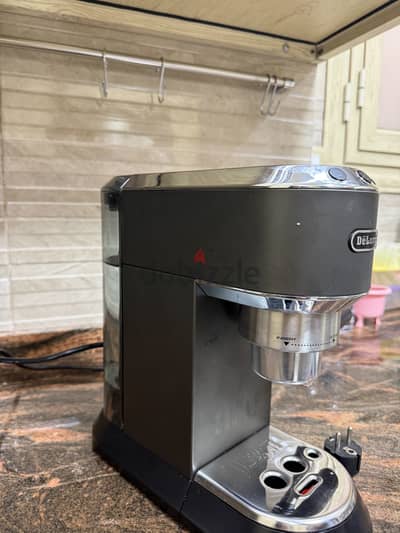 للبيع ماكينة إسبرسو De’Longhi Dedica Style EC685 – بحالة ممتازه جدا