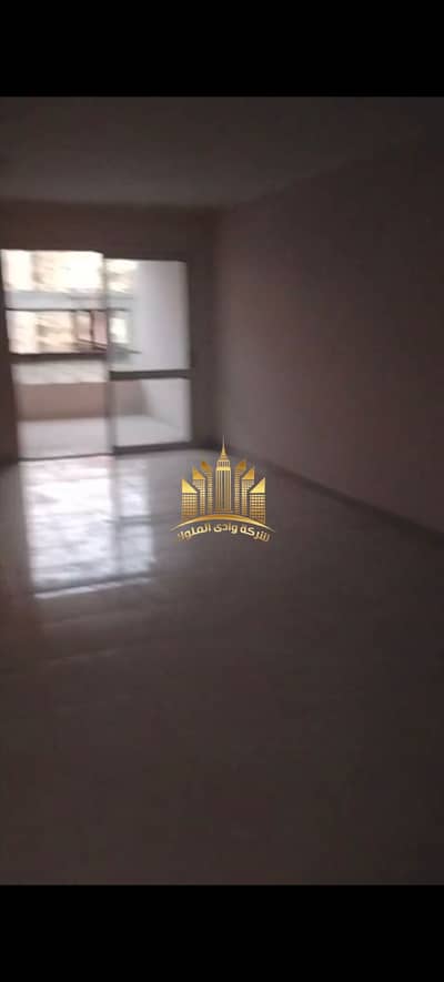 Apartment for rent in Baron City Compound on the Ring Road, Maadi next to Sama Cairo Tower, area 156m, super lux finishing, third floor, not damaged, three rooms and 2 bathrooms, large reception and large balcony, equipped with gas and electricity meter.