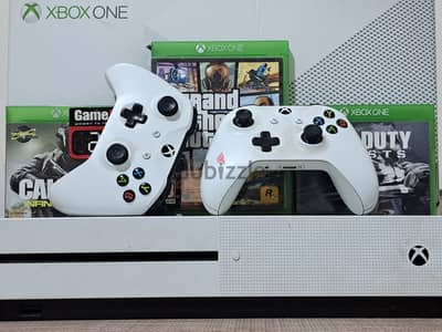 Xbox One s + دراعين + (Gta, call of duty, fifa)