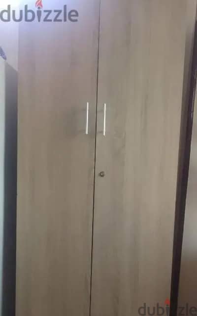 دولاب بحالة جيدة في عيب بسيط