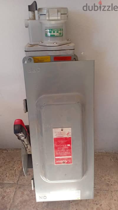 فيوز سويتش ثلاثي الاوجه.   (Fused safety switch)