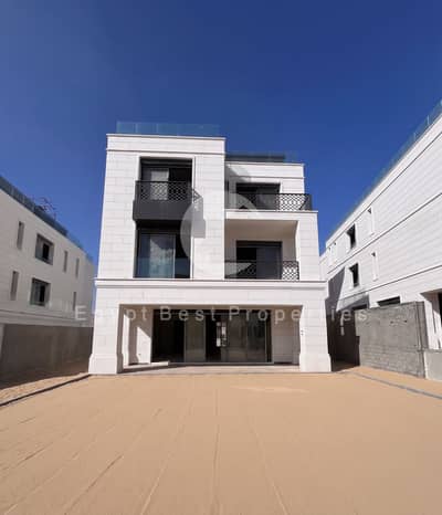 اكبرفيلا فاخرة ومتميزة في كمبوند قطامية كريك بالقاهرة الجديدة أمام الجامعة الألمانية مباشرة | جاهزة للسكن