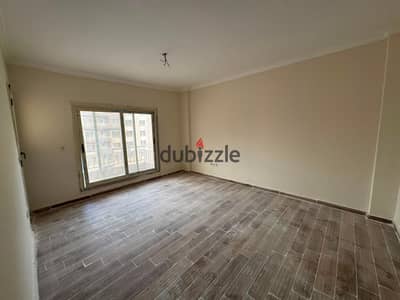 شقة للإيجار في كومبوند وصال ريزيدنس  فرصة مميزة للسكن في أحد أفضل مواقع الكومبوند، حيث تقع الشقة في دور متكرر بموقع متميز للغاية، وتتمتع بإطلالة مفتوح