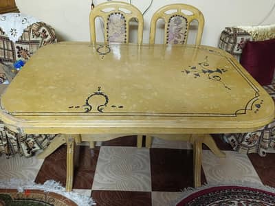 سفرة بيضاوية بها 6 كراسي وحجمها متوسط