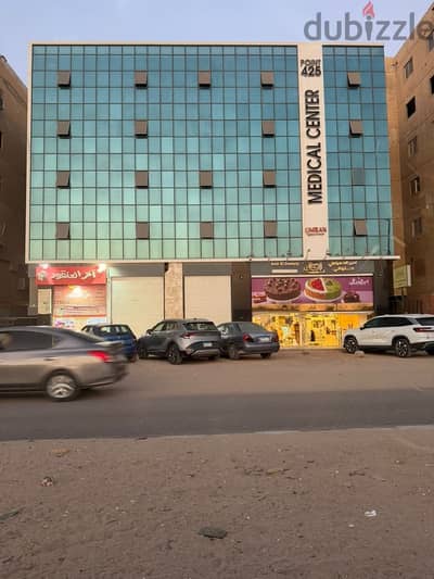 جراج في حدائق الاهرام علي الشارع الرئيسي تجاري. جاهز.