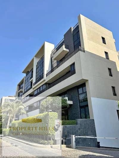 شقه جاهزه للسكن الفوري للبيع في التجمع الخامس كمبوند ووتر واي متشطبه بالفرش The Waterway New Cairo