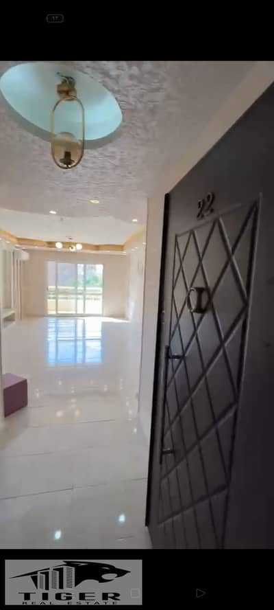 للايجار بمدينتي 135م بالمطبخ والتكيفات  تشطيب عميل