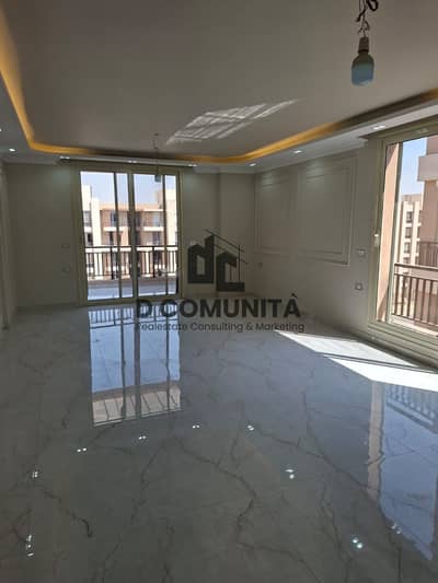 شقة سكنية فاخرة للإيجار  اول سكن بالمطبخ والتكيفات واسانسير في كمبوند تاج سيتي (زون تاج جاردن) التجمع القاهره الجديده