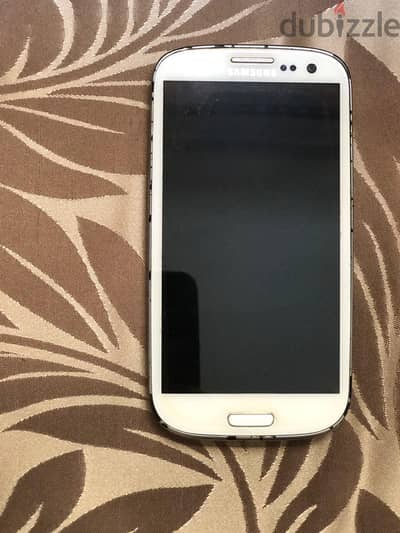 سامسونج اس 3 يعلبته و جميع مشتملاته و يحتاج تغيير بطاريه