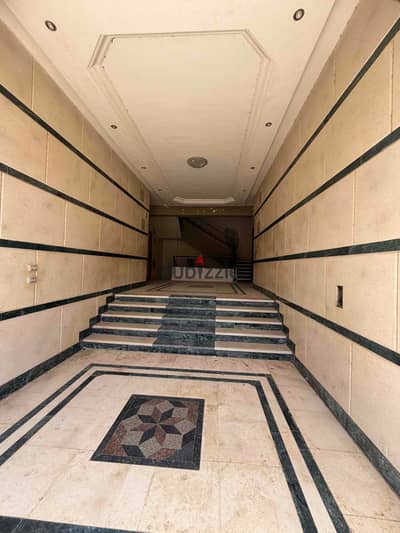 شقة للبيع بمدينة العبور في الحي التاسع ثالث بلكونة امام كومبوند دار مصر يوجد عداد كهرباء غرفتين نوم 2 حمام ومطبخ وصالة