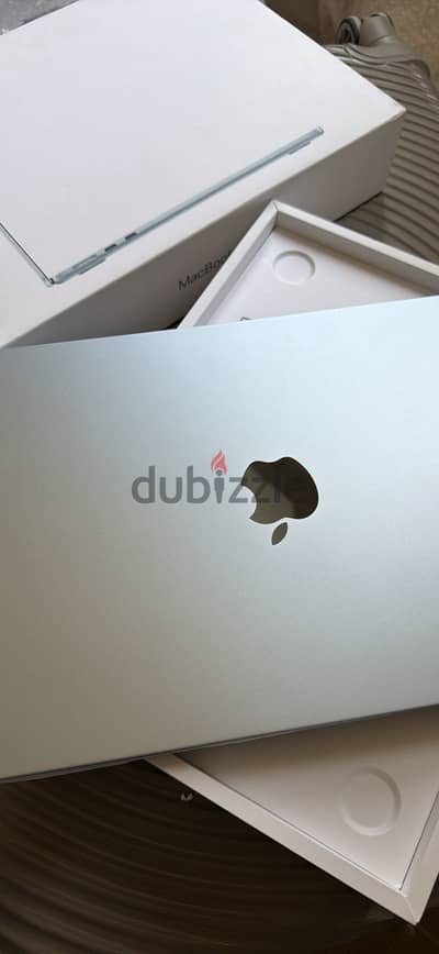 MacBook Air M4 _ 13 inch _ b100% _ 512g _ 16 ram _ Arabic Keys _ Skybl
