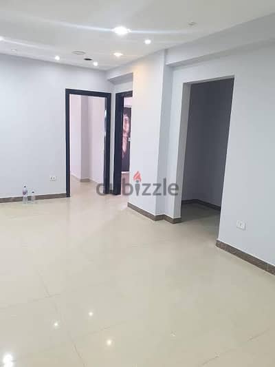 فرصه ستديو صغير مكييف بجوار البحر ستانلي الاسكندريه  يصلح مكتب هادي