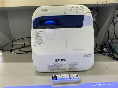 بروجكتور الترا شورت ثرو Epson EB-585W مستعمل بحالة ممتازة - للبيع