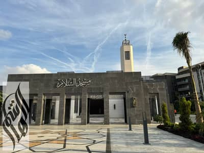 شقة أول سكن مفروشة بأعلى مستوى في بريفادو، 131م + 50م حديقة، 3 غرف، 2 حمام، مباشرة على البحيرات، فرش فندقي فاخر للأجانب فقط.