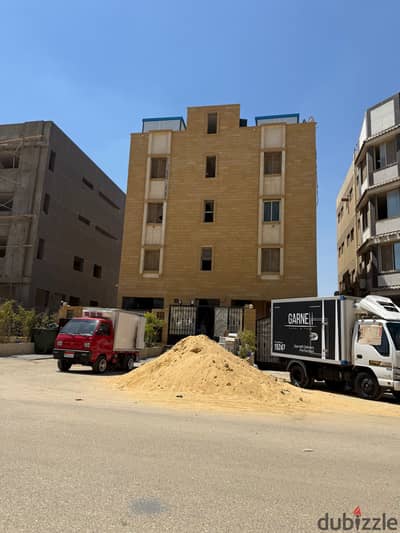 مصنع للبيع 300 متر بالمنطقه الصناعه بالتجمع القاهره الجديده ارضي و 3 متكرر