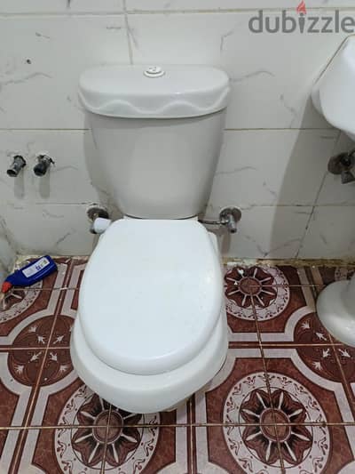 طقم حمام  حوض وقاعده استعمال خفيف  بحاله جيده جدا