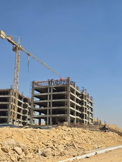 للبيع ٣ ادوار  ادارى بمساحه 963 متر كمبوند صبور lmd على طريق السويس وامام الرحاب مساحه الدور 307 متر  اجمالى السعر 120 مليون قسط على 4 سنين القدم 15 % بقيمه 18 مليون  الباقي 102 مليون أقساط حتى عام 2030 م