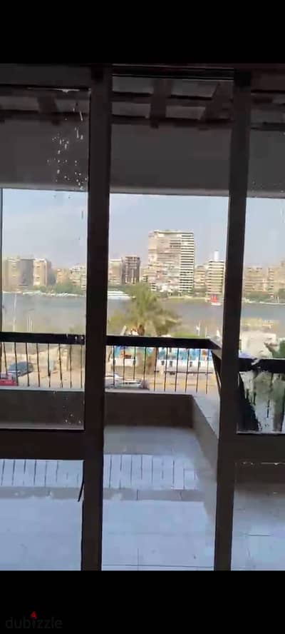 شقة علي النيل مباشرة للبيع علي كورنيش نيل المنيل الجيزه شارع البحر الاعظم امام كازينو الحمام بجانب تسيباس  ٢٣٠ متر    الدور التالت اسانسير ٣ غرف و٢ حمام كبير وريسبشن كبير ومطبخ بالفرش